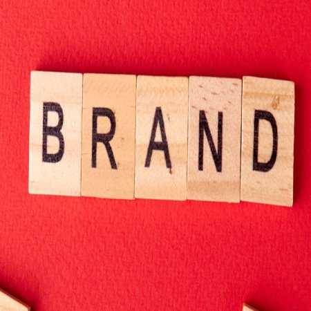 برند بفروش یا بساز؟ تصمیمی که آینده کسب‌وکار شما را تغییر می‌دهد